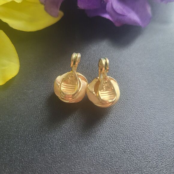 Vintage MONET Enamel Gold Tone Knot Earrings Clip-on Cream Signed Classic Style - Picture 3 of 4